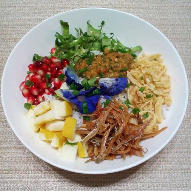 Deconstructing the Poke Bowl — all things great and wonderful about the world of Poke, made Malaysian with local herbs and veggies that you can grow and find in your garden! 🤤-Join our Sayurday Food Workshop: Cooking From The Garden, facilitated by Jazz singer and home cook, Junji Delfino (@junjidelfino) 🏻 and learn how to make your own poke bowl reimagined to entice our local taste buds and a Buko Pandan jelly as dessert to cool you off and tie it all together -11am-2pm on 13th Oct (Sat) @ ESR HQ, Bukit Damansara. Fee is RM120 but you get 20% if you register before 7th October  LINK IN BIO#eatsshootsandroots #sayurday #workshop #cooking #garden #green #veggies #pokebowl #sayur